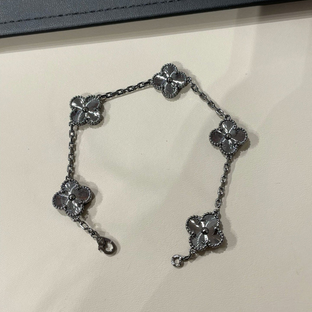 [⭐Reverie Jewels]CLOVER 5 MOTIF BLACK BRACELET