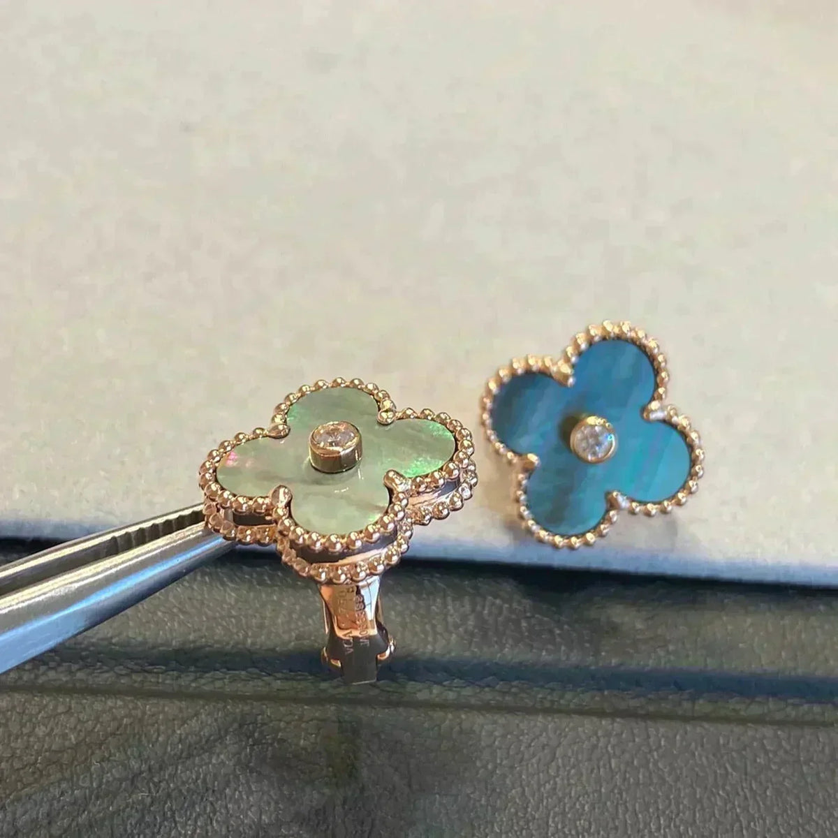[⭐Reverie Jewels]CLOVER MEDIUM 1 MOTIFS GRAY MOP  DIAMOND EARRINGS