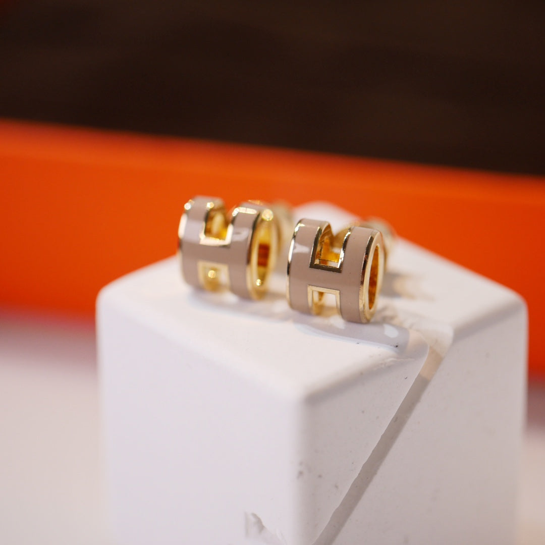 [⭐Reverie Jewels]MINI POP H GOLD EARRINGS GREY
