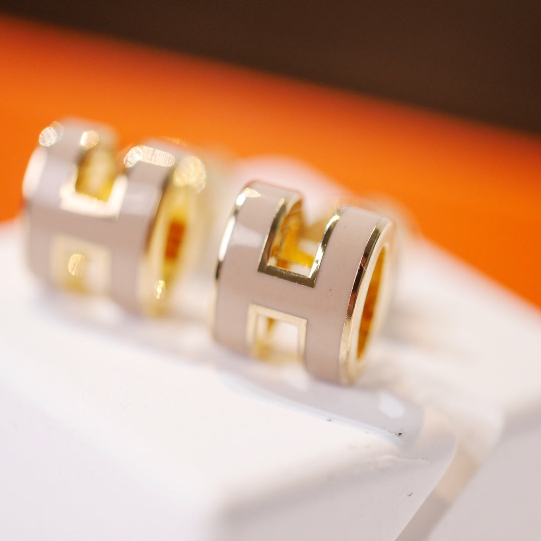 [⭐Reverie Jewels]MINI POP H GOLD EARRINGS GREY