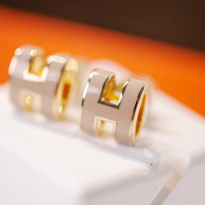 [⭐Reverie Jewels]MINI POP H GOLD EARRINGS GREY