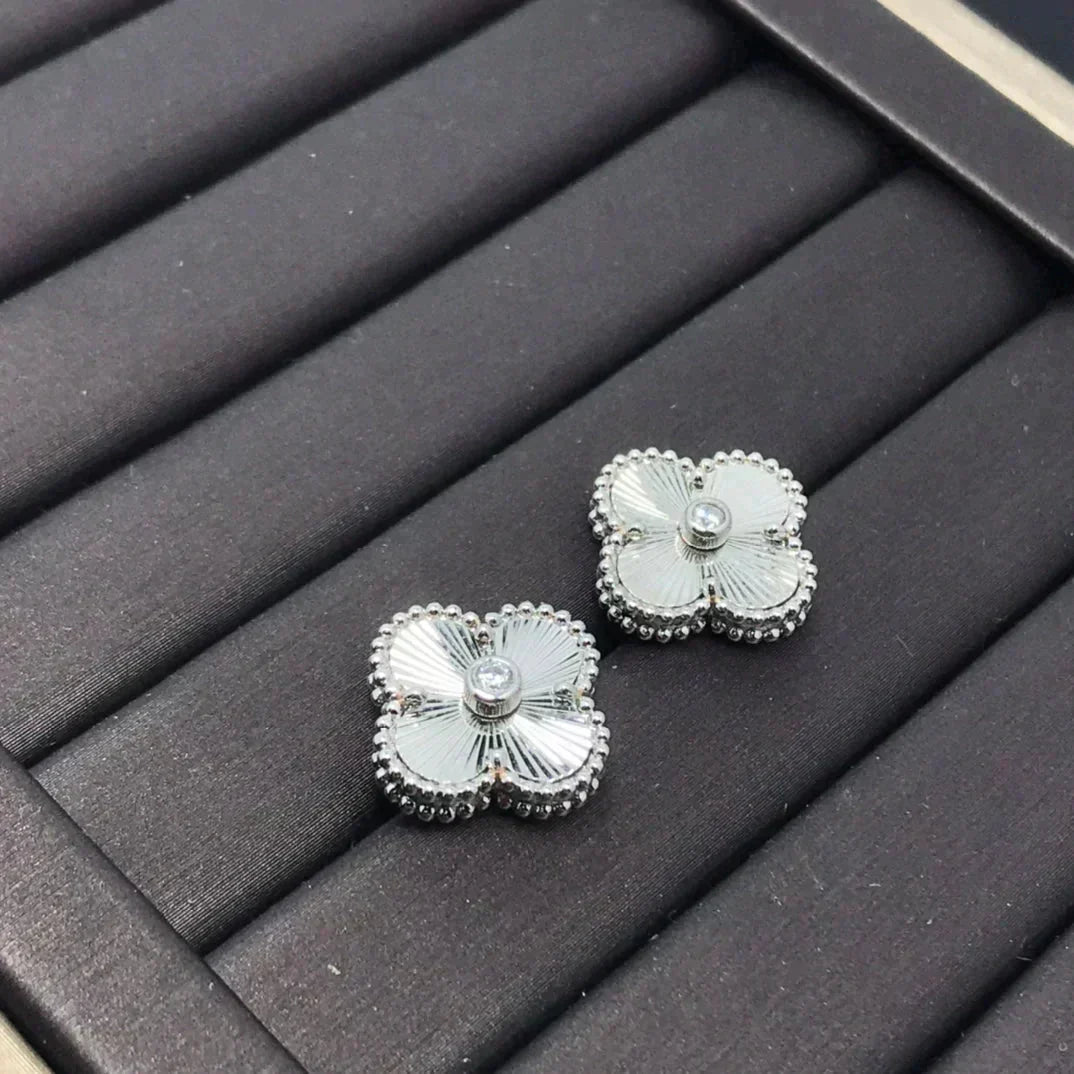 [⭐Reverie Jewels]CLOVER MINI 9.5MM LASER EARRINGS
