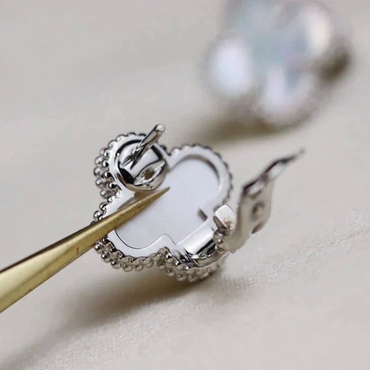 [⭐Reverie Jewels]CLOVER MEDIUM 1 MOTIFS  WHITE MOP EARRINGS SILVER