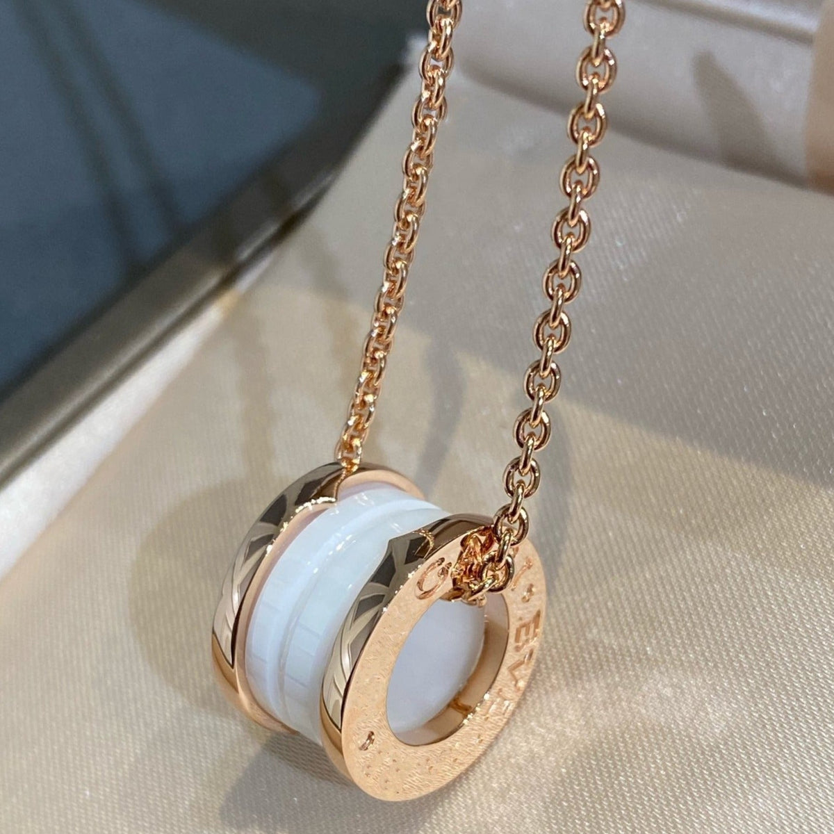 [⭐Reverie Jewels]ZERO 1 WHITE CERAMIC PINK GOLD NECKLACE