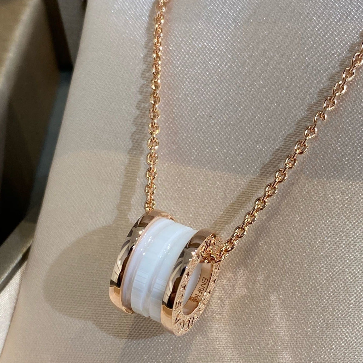[⭐Reverie Jewels]ZERO 1 WHITE CERAMIC PINK GOLD NECKLACE