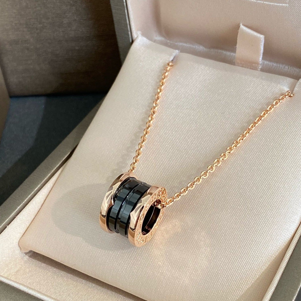 [⭐Reverie Jewels]ZERO 1 BLACK CERAMIC PINK GOLD NECKLACE