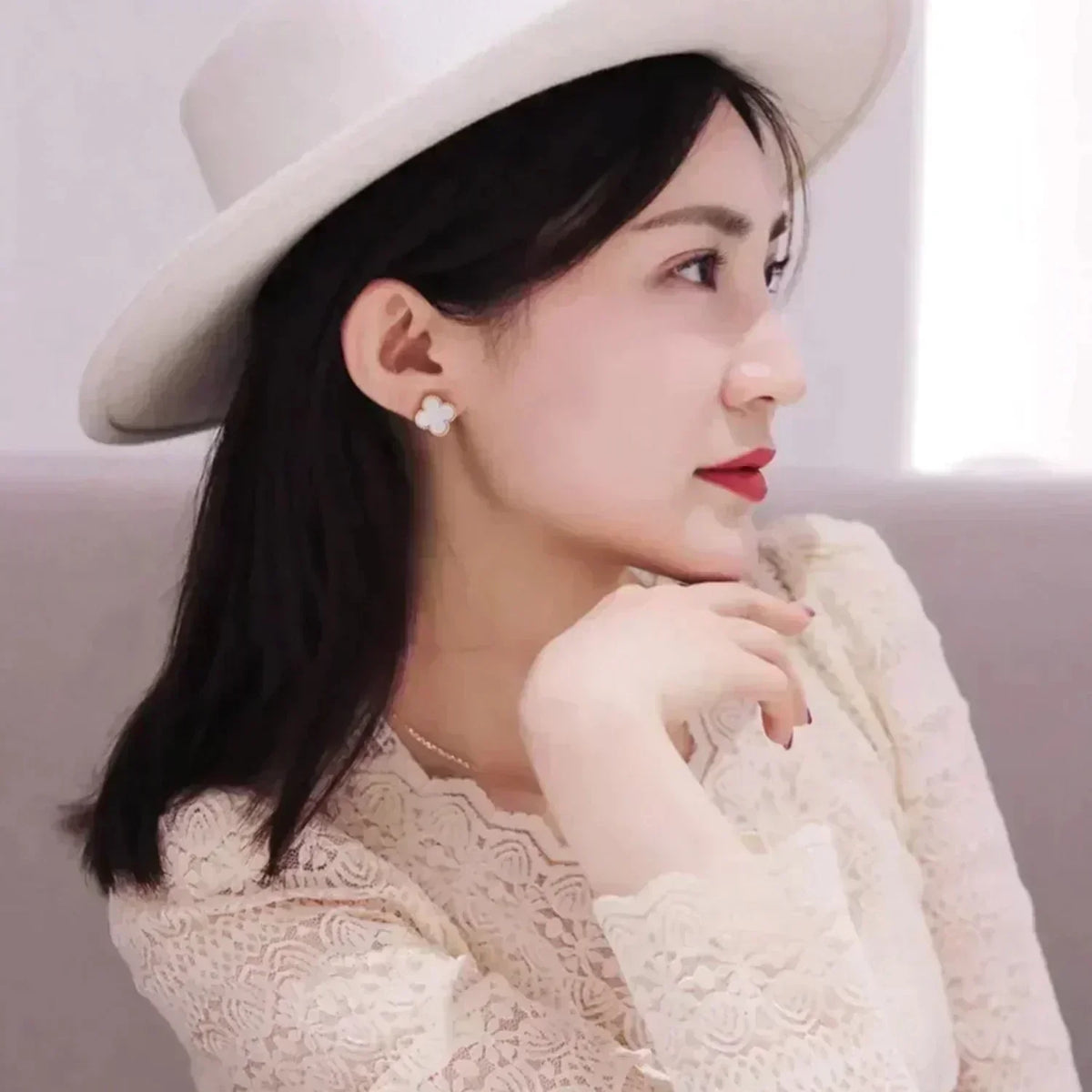 [⭐Reverie Jewels]CLOVER MEDIUM 1 MOTIFS  WHITE MOP STUD EARRINGS