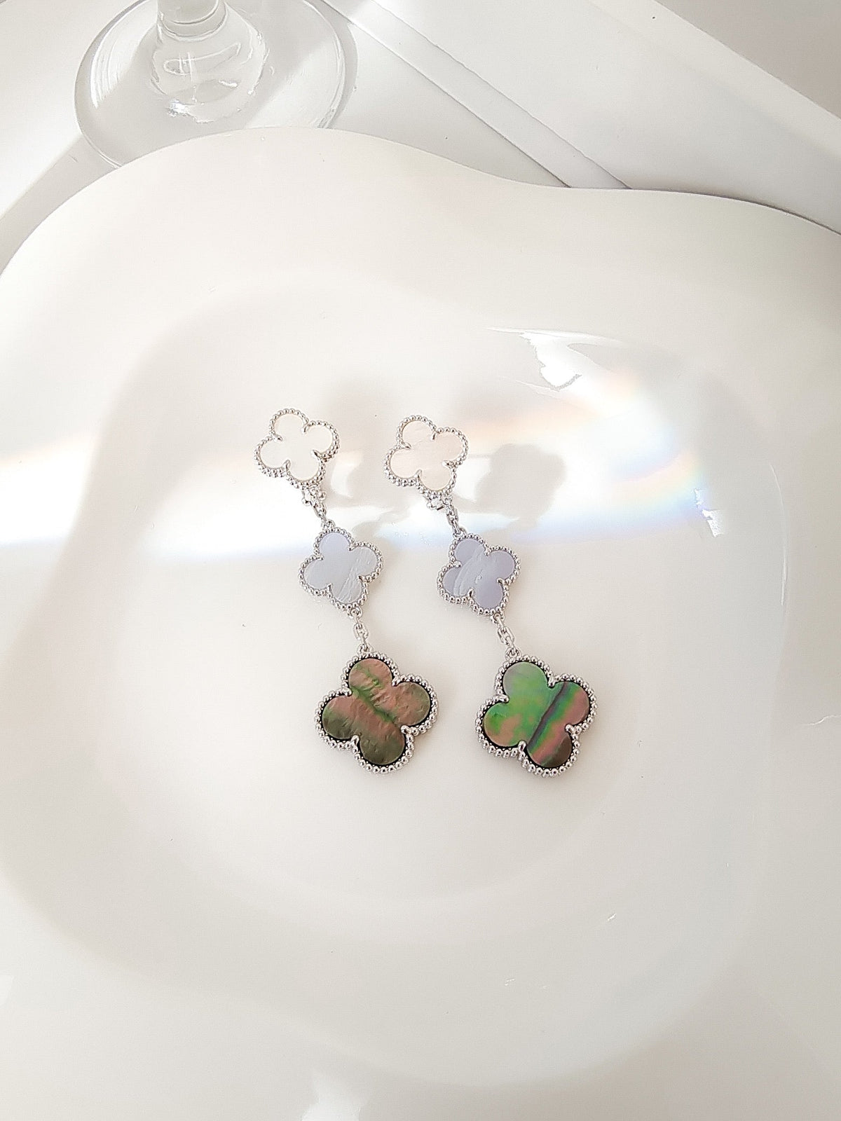 [⭐Reverie Jewels]CLOVER 3 MOTIFS CHALCEDONY DARK MOP SILVER EARRINGS