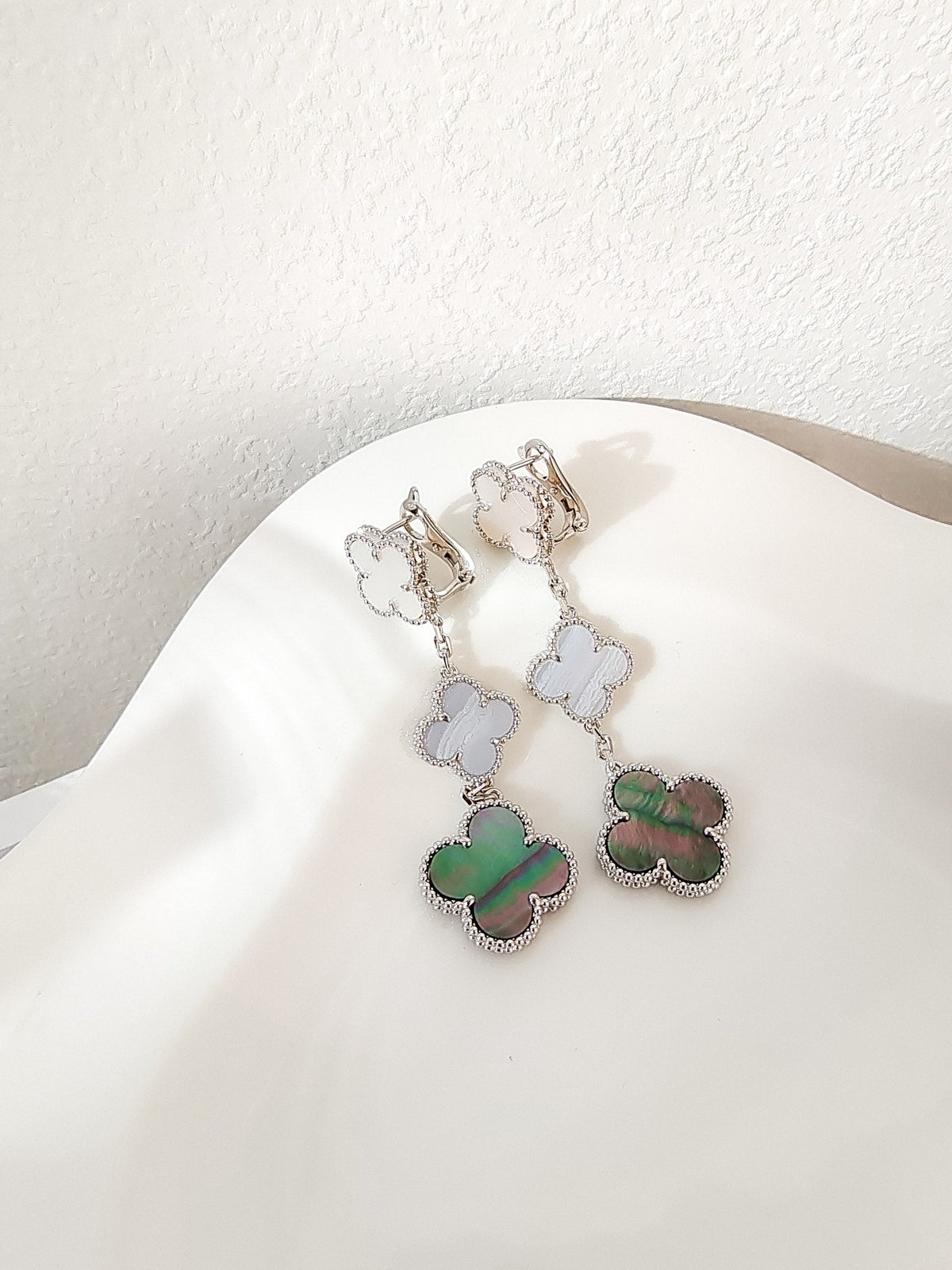 [⭐Reverie Jewels]CLOVER 3 MOTIFS CHALCEDONY DARK MOP SILVER EARRINGS
