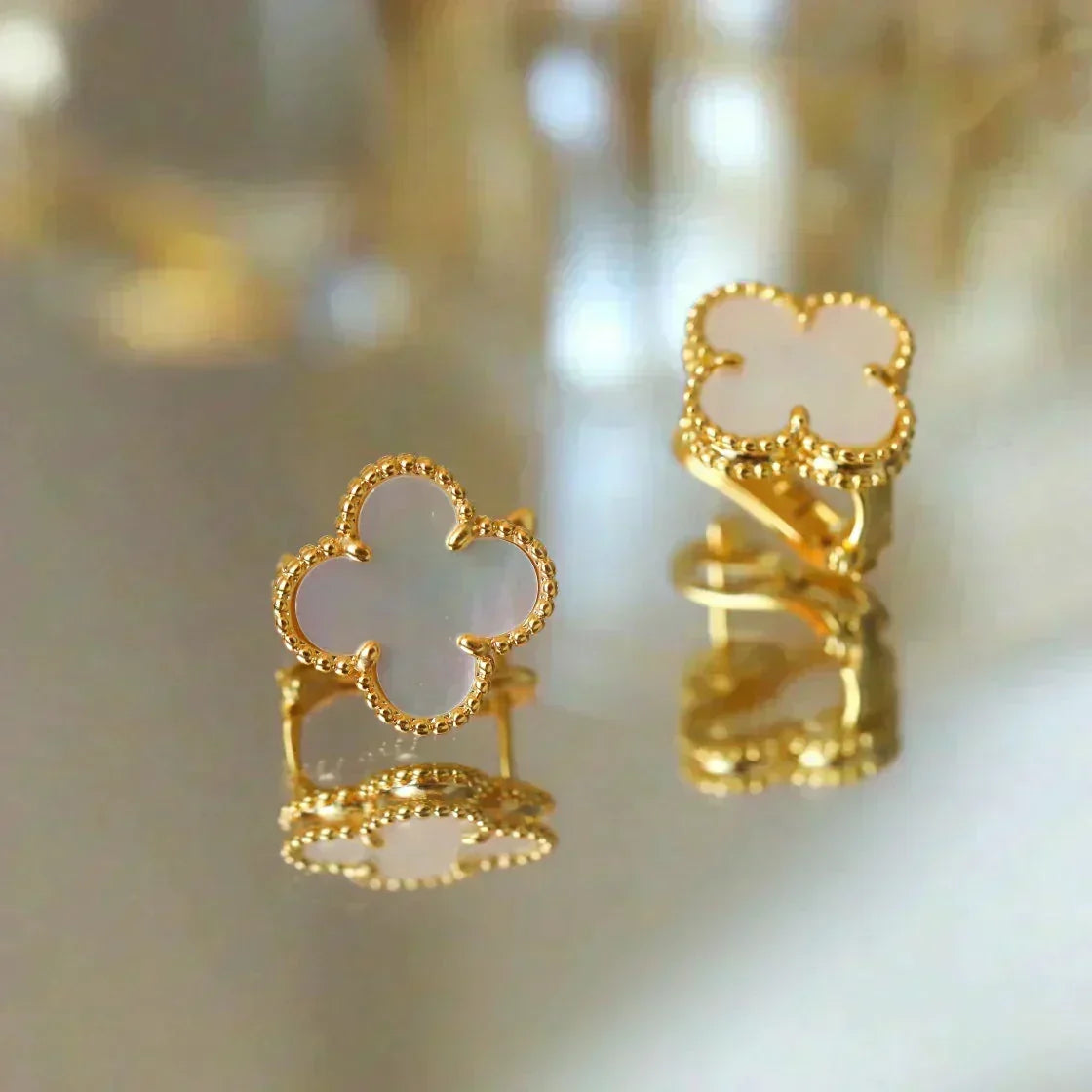 [⭐Reverie Jewels]CLOVER MEDIUM 1 MOTIFS  WHITE MOP STUD EARRINGS