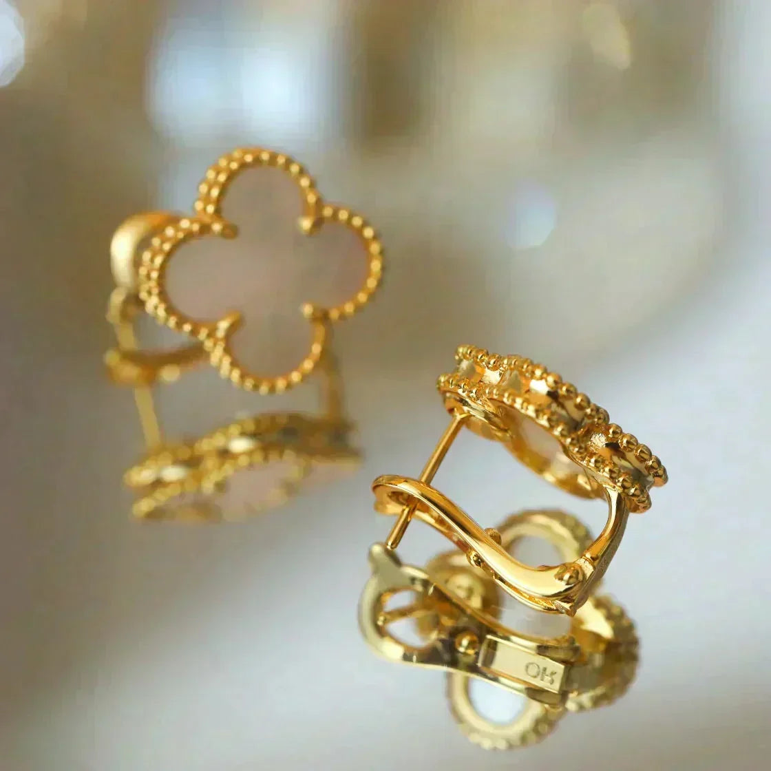 [⭐Reverie Jewels]CLOVER MEDIUM 1 MOTIFS  WHITE MOP STUD EARRINGS