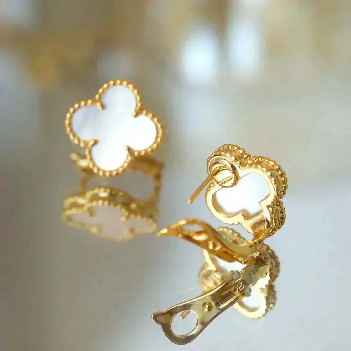 [⭐Reverie Jewels]CLOVER MEDIUM 1 MOTIFS  WHITE MOP STUD EARRINGS