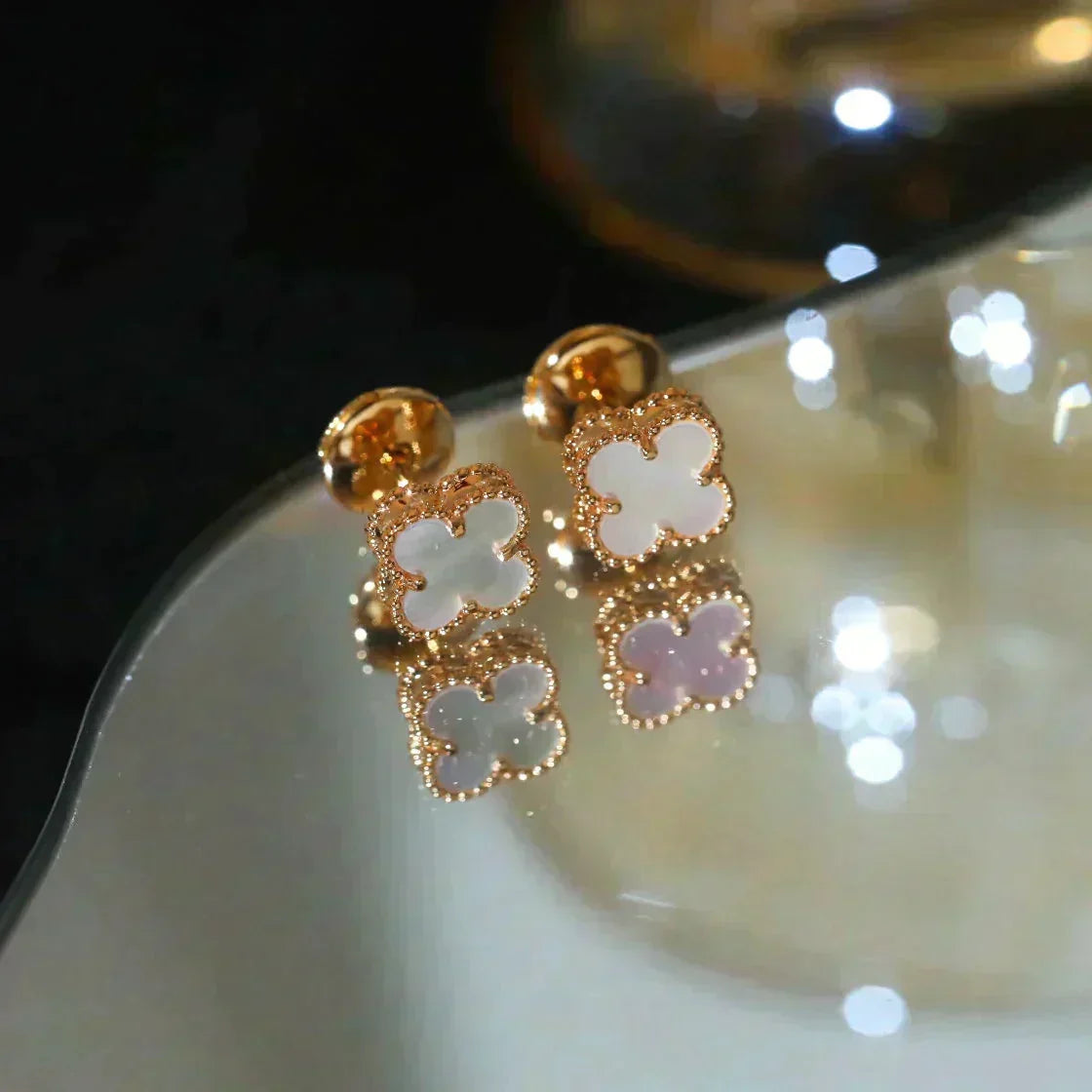 [⭐Reverie Jewels]CLOVER MINI 9.5MM WHITE MOP EARRINGS