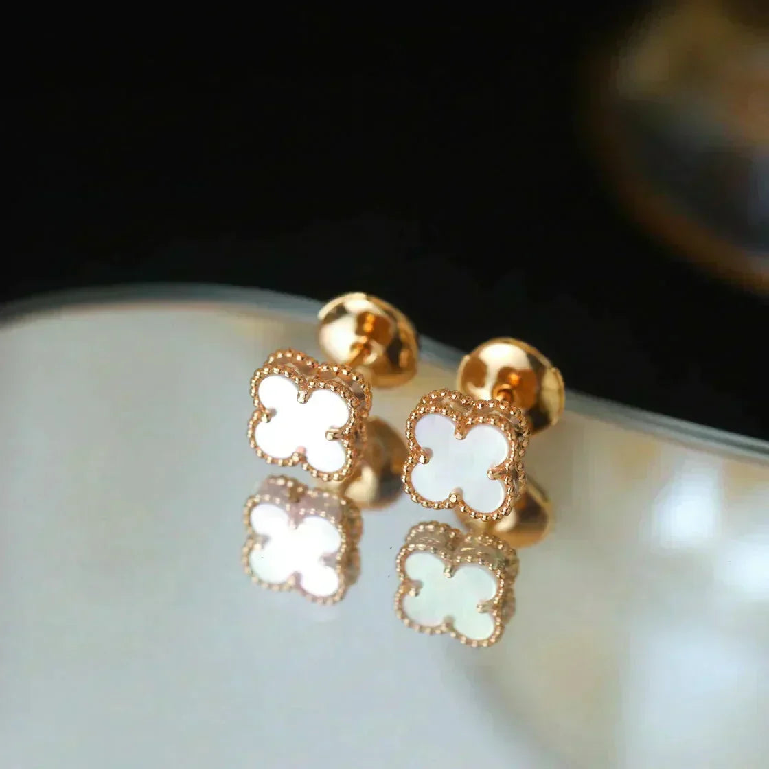 [⭐Reverie Jewels]CLOVER MINI 9.5MM WHITE MOP EARRINGS