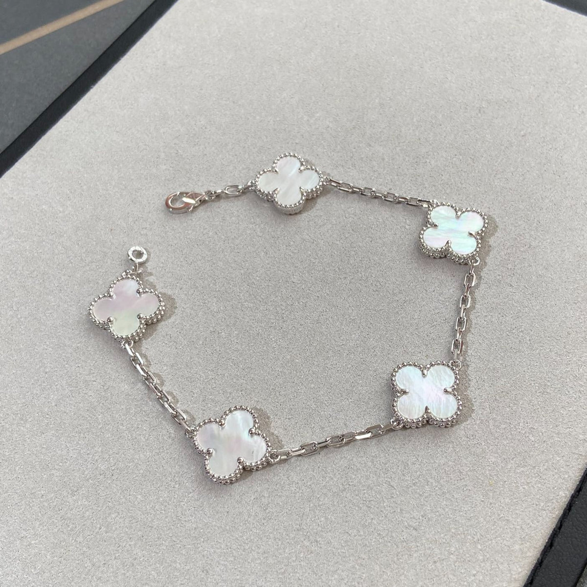 [⭐Reverie Jewels]CLOVER WHITE PEARL MOP 5 MOTIF BRACELET COLLECTION