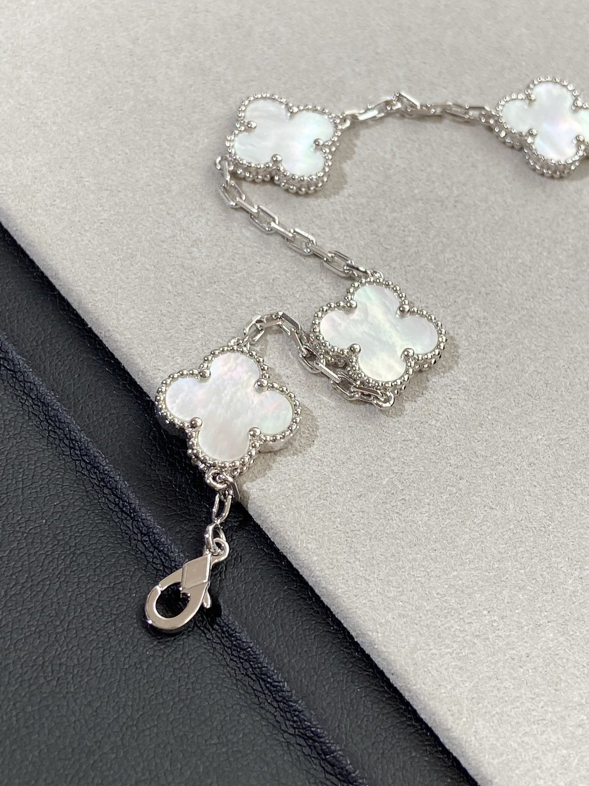 [⭐Reverie Jewels]CLOVER WHITE PEARL MOP 5 MOTIF BRACELET COLLECTION