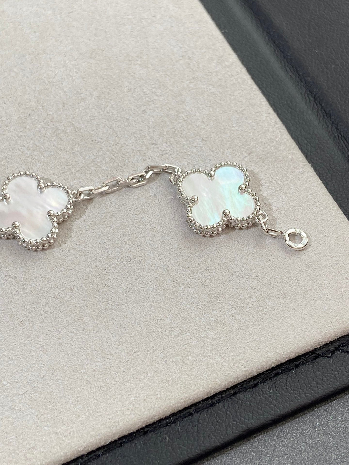 [⭐Reverie Jewels]CLOVER WHITE PEARL MOP 5 MOTIF BRACELET COLLECTION