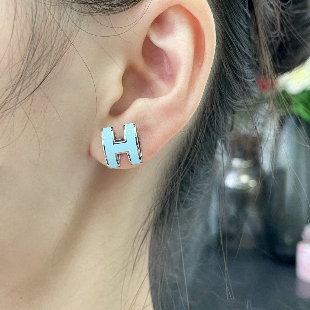 [⭐Reverie Jewels]POP H SKY BLUE STUD EARRINGS