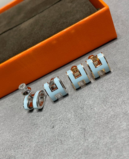 [⭐Reverie Jewels]POP H SKY BLUE STUD EARRINGS