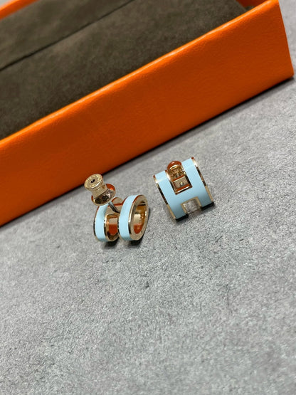 [⭐Reverie Jewels]POP H SKY BLUE STUD EARRINGS