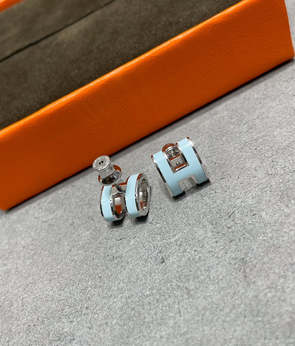 [⭐Reverie Jewels]POP H SKY BLUE STUD EARRINGS