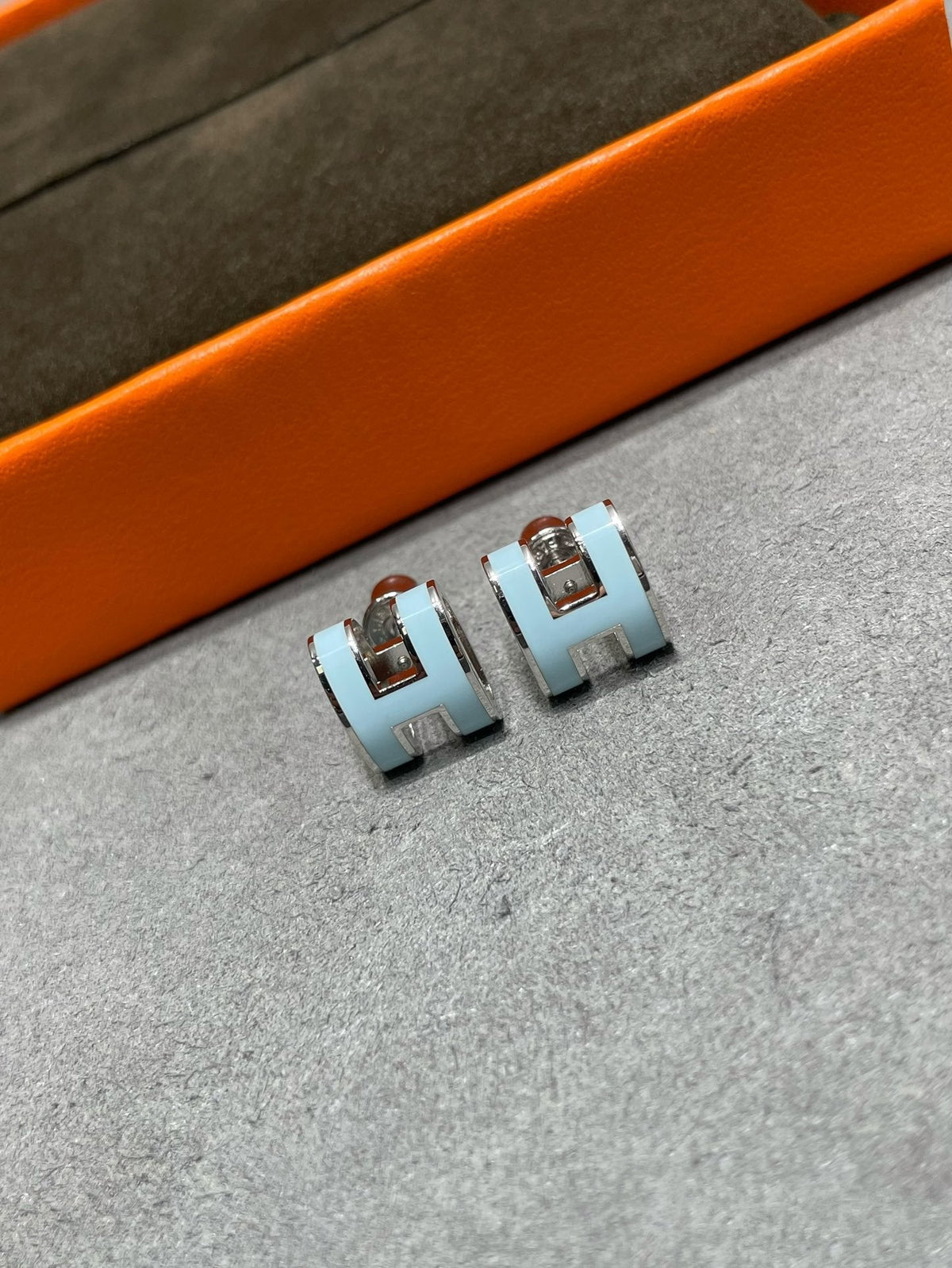 [⭐Reverie Jewels]POP H SKY BLUE STUD EARRINGS