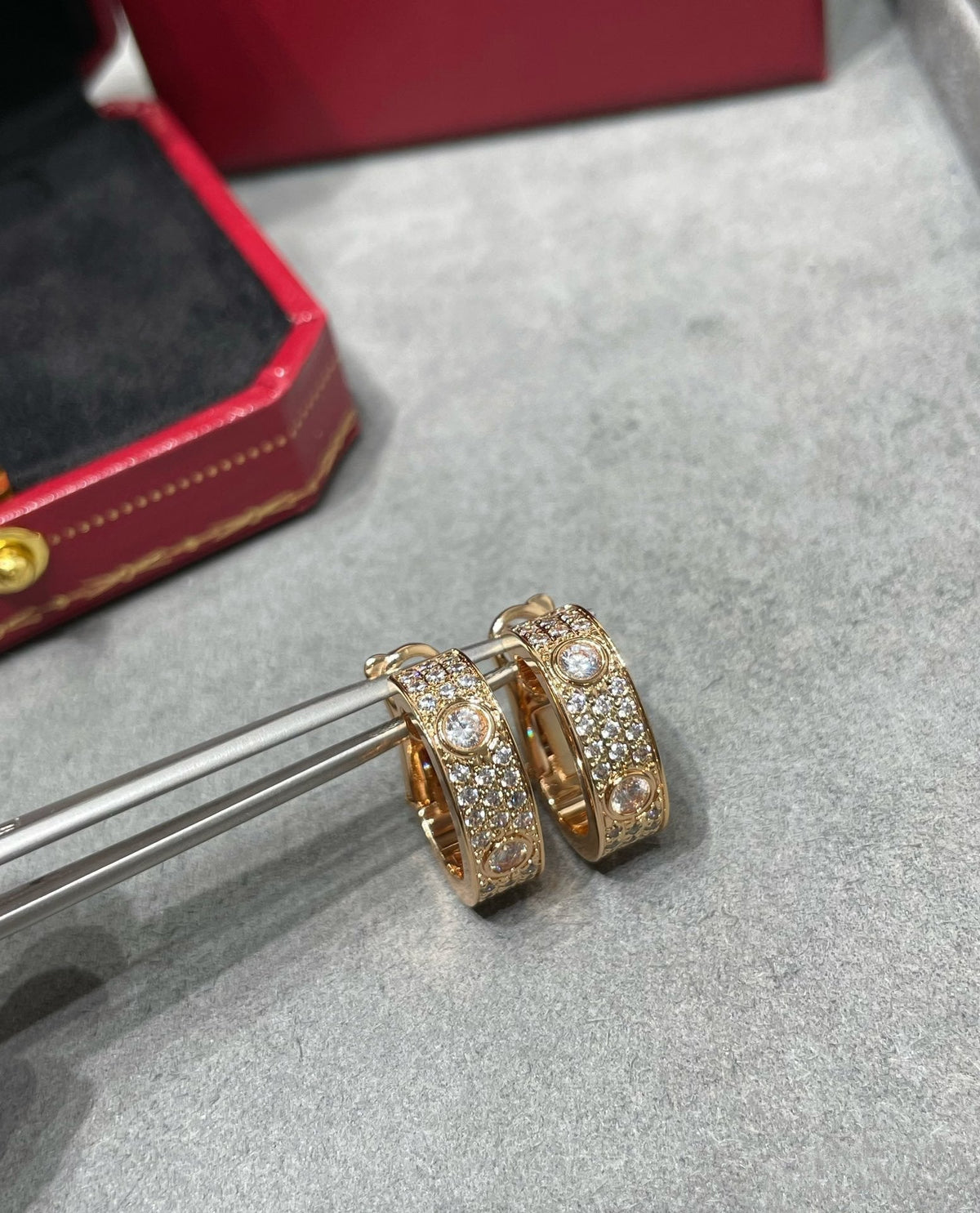 [⭐Reverie Jewels]LOVE 5.5MM DIAMOND PAVED EARRINGS