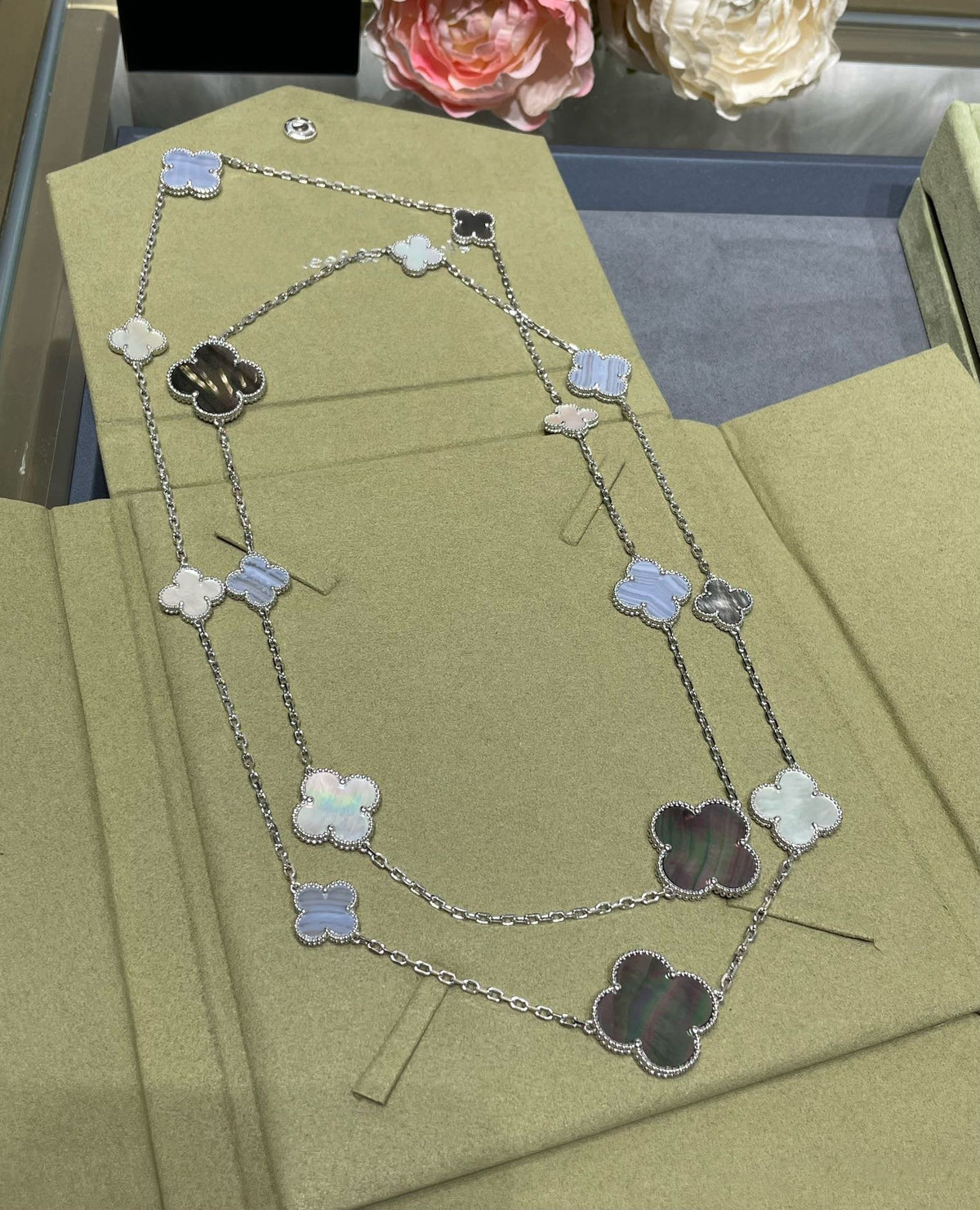 [⭐Reverie Jewels]CLOVER 16 MOTIF CHALCEDONY MOP SILVER NECKLACE