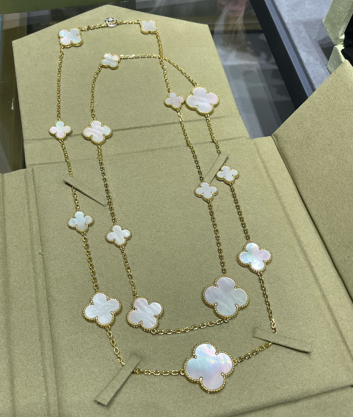 [⭐Reverie Jewels]CLOVER 16 MOTIF WHITE MOP GOLD NECKLACE