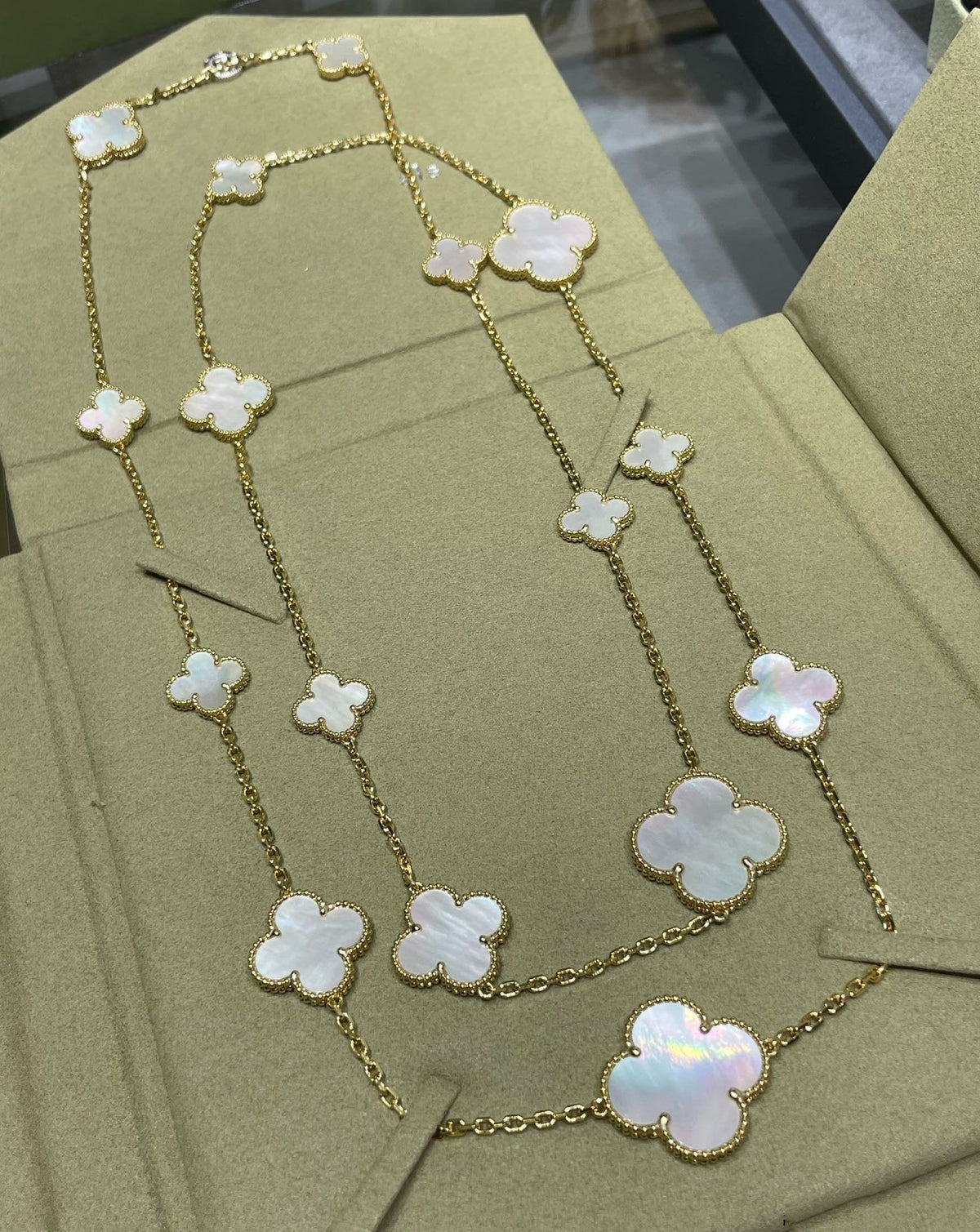 [⭐Reverie Jewels]CLOVER 16 MOTIF WHITE MOP GOLD NECKLACE