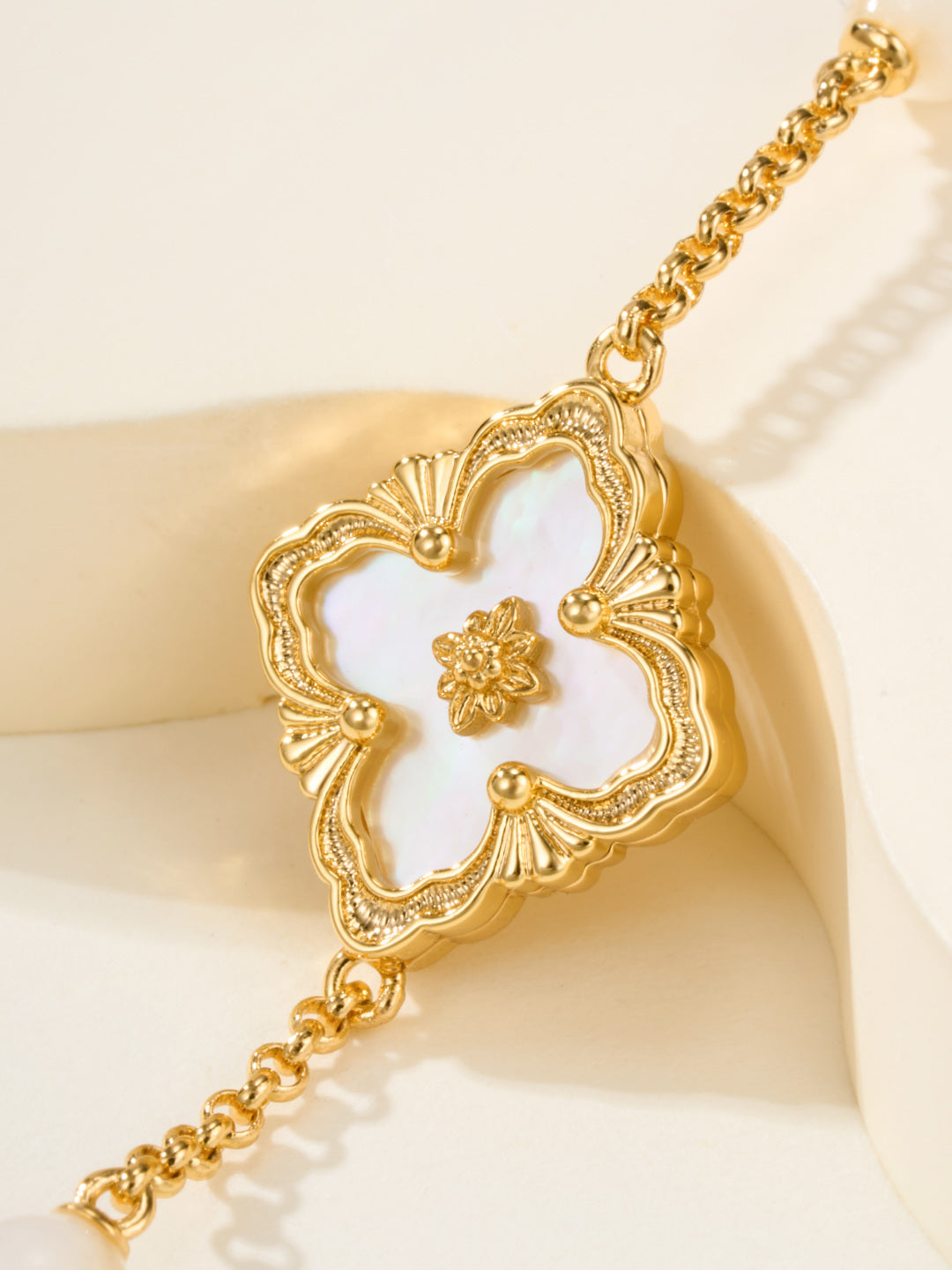 [⭐Reverie Jewels]B.C.L ENAMELED Three-Flower Bracelet（Trumpet)