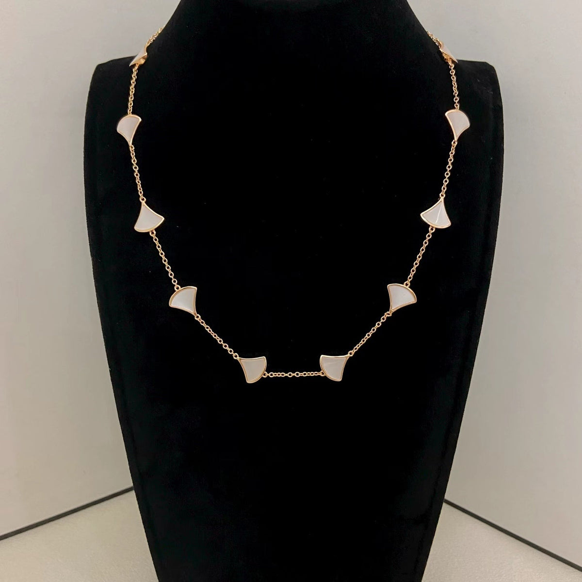 [⭐Reverie Jewels]NEW ARRIVAL: TEN-FLOWER DRESS AND GOLD NECKLACE