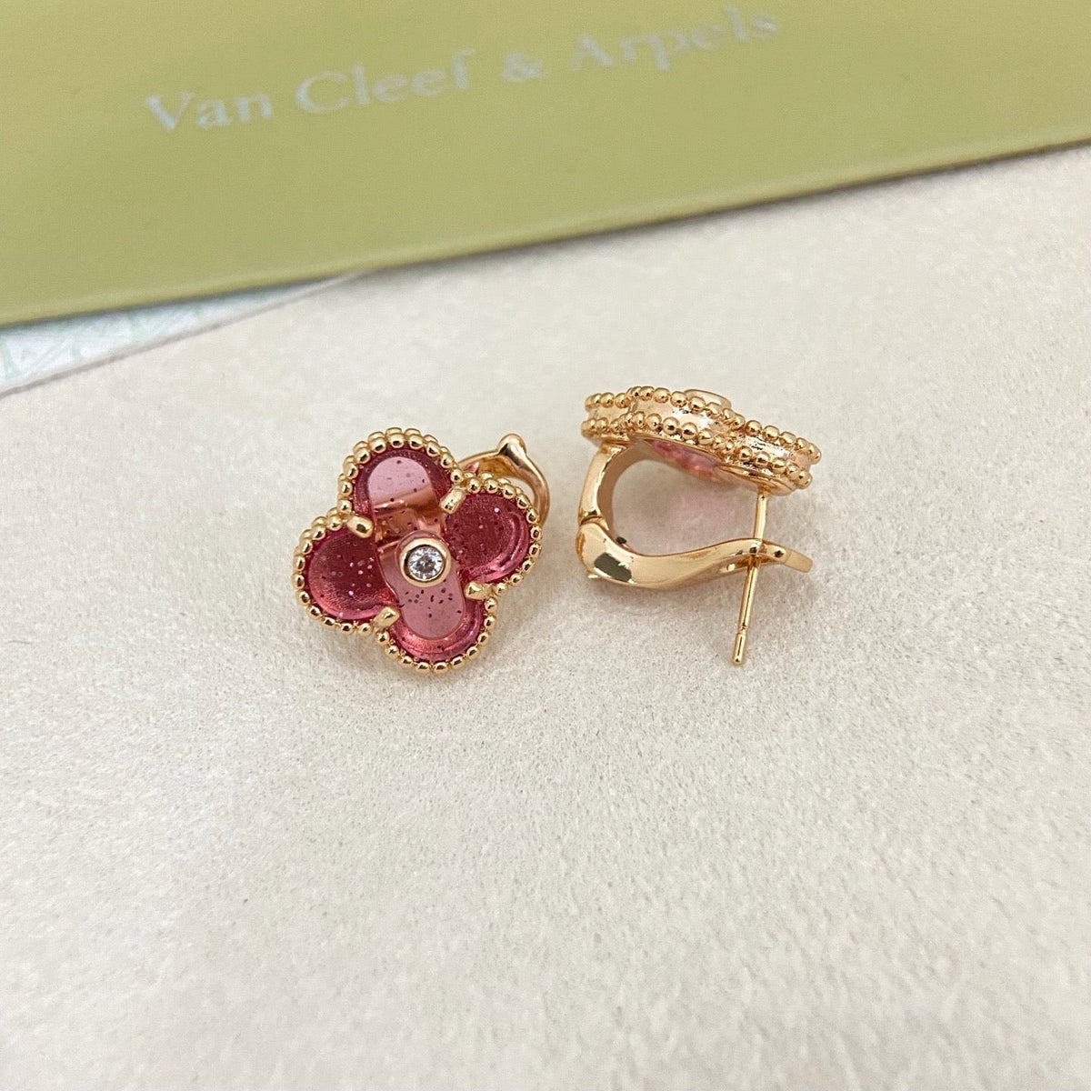 [⭐Reverie Jewels]2026 NEW  CLOVER 1 MOTIFPINK ENAMEL STUD EARRINGS WITH DIAMONDS2