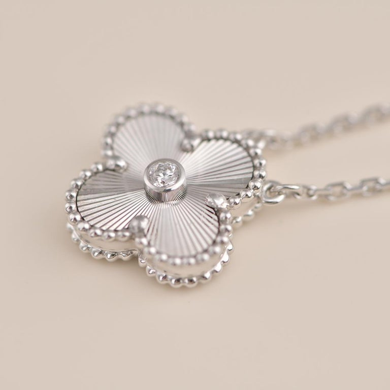 [⭐Reverie Jewels]CLOVER  15MM DIAMOND LASER NECKLACE SILVER