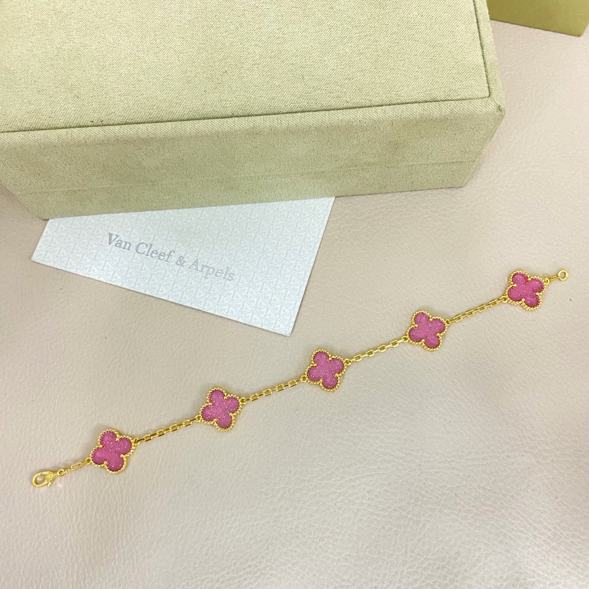 [⭐Reverie Jewels]NEW BUBBLE PINK ENAMEL 5-FLOWER BRACELET