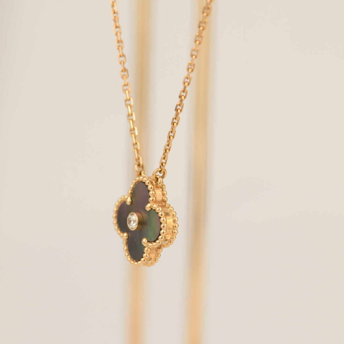 [⭐Reverie Jewels]CLOVER 15MM DIAMOND AND MOTHER-OF-GREY NECKLACE