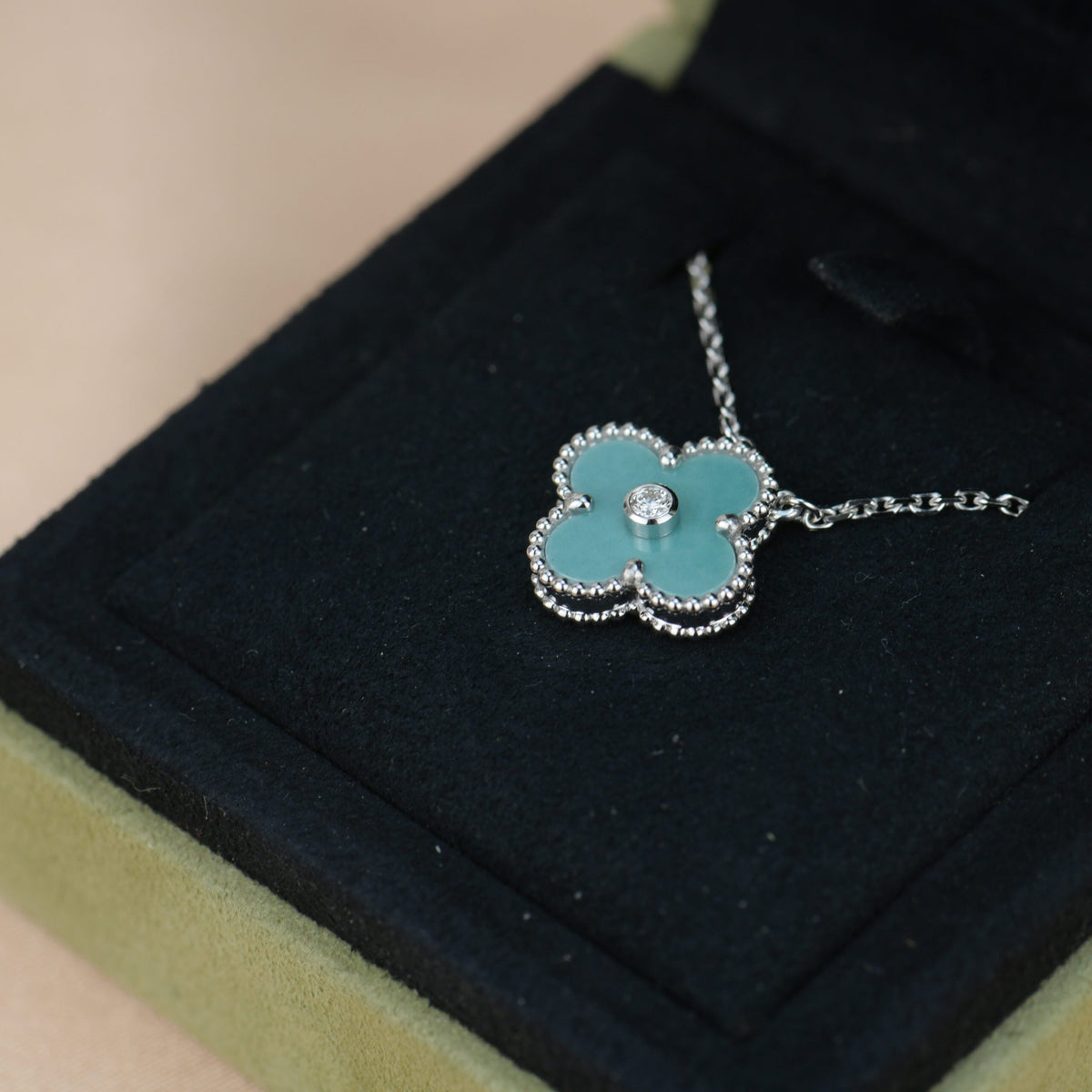 [⭐Reverie Jewels]CLOVER 15MM DIAMOND SVRES PORCELAIN  NECKLACE SILVER