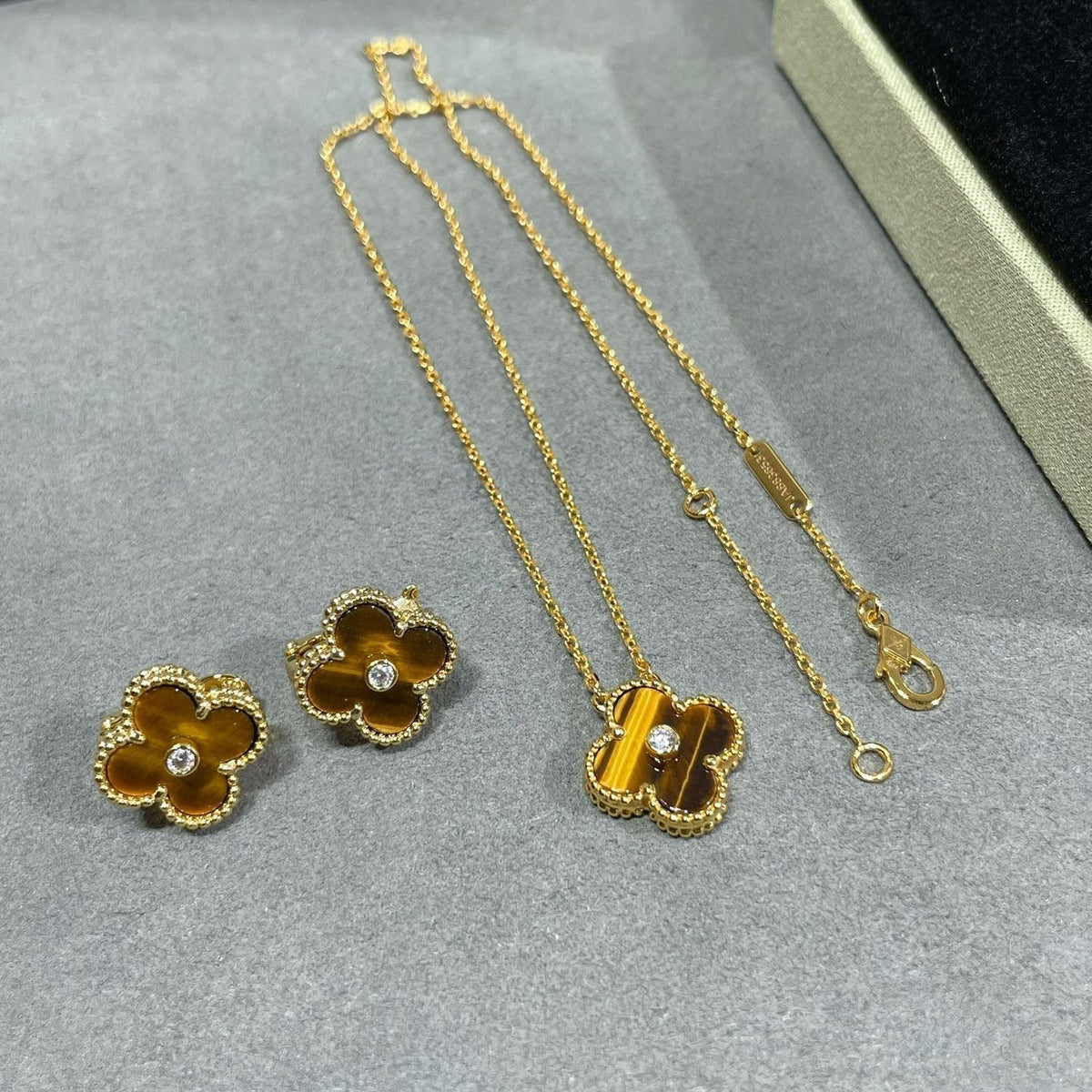 [⭐Reverie Jewels]CLOVER 15MM DIAMOND AND YELLOW TIGER'S EYE AGATE necklace