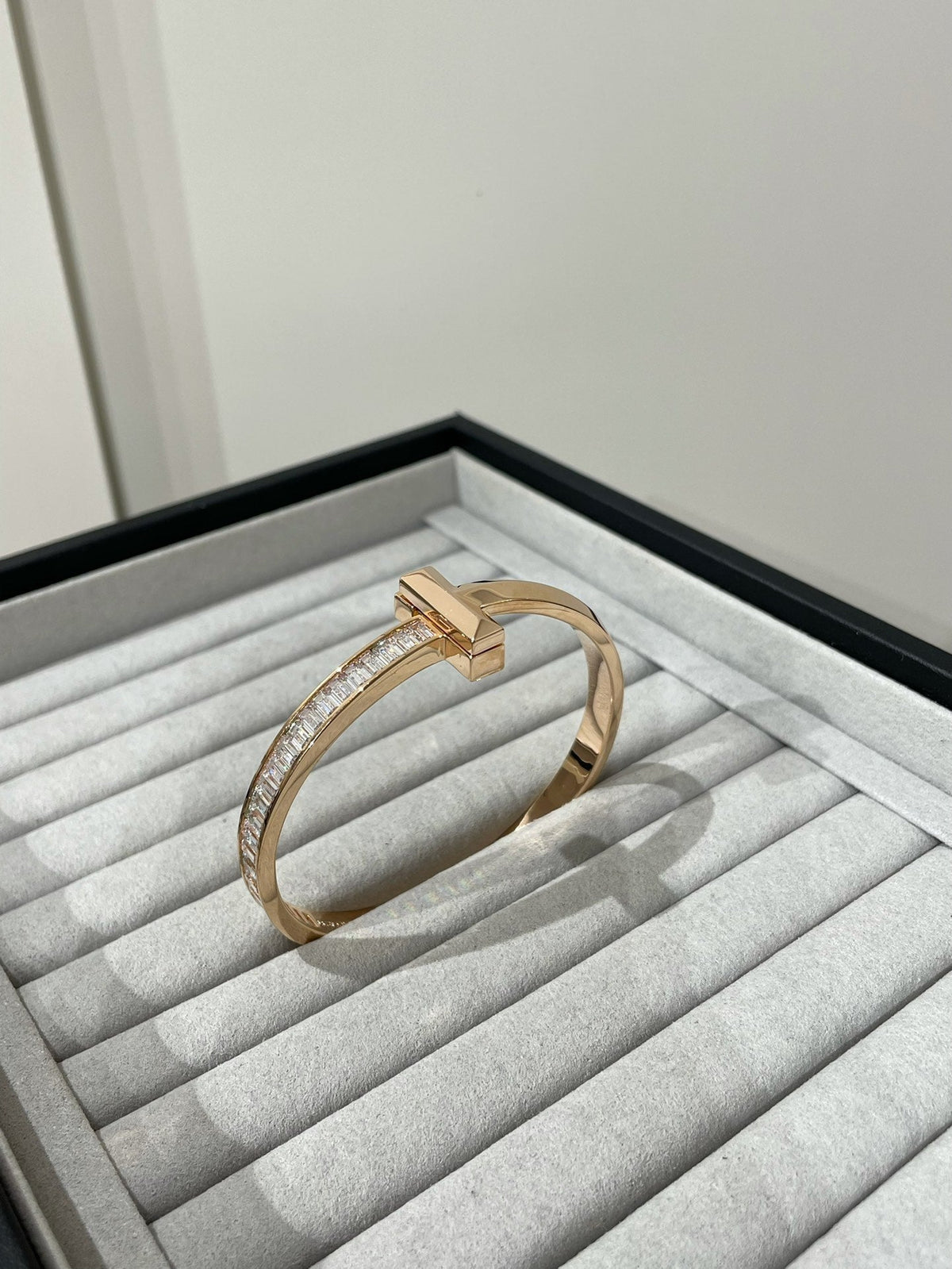[Reverie Jewels]WIDE HINGED BANGLE PINK GOLD WITH BAGUETTE DIAMONDS