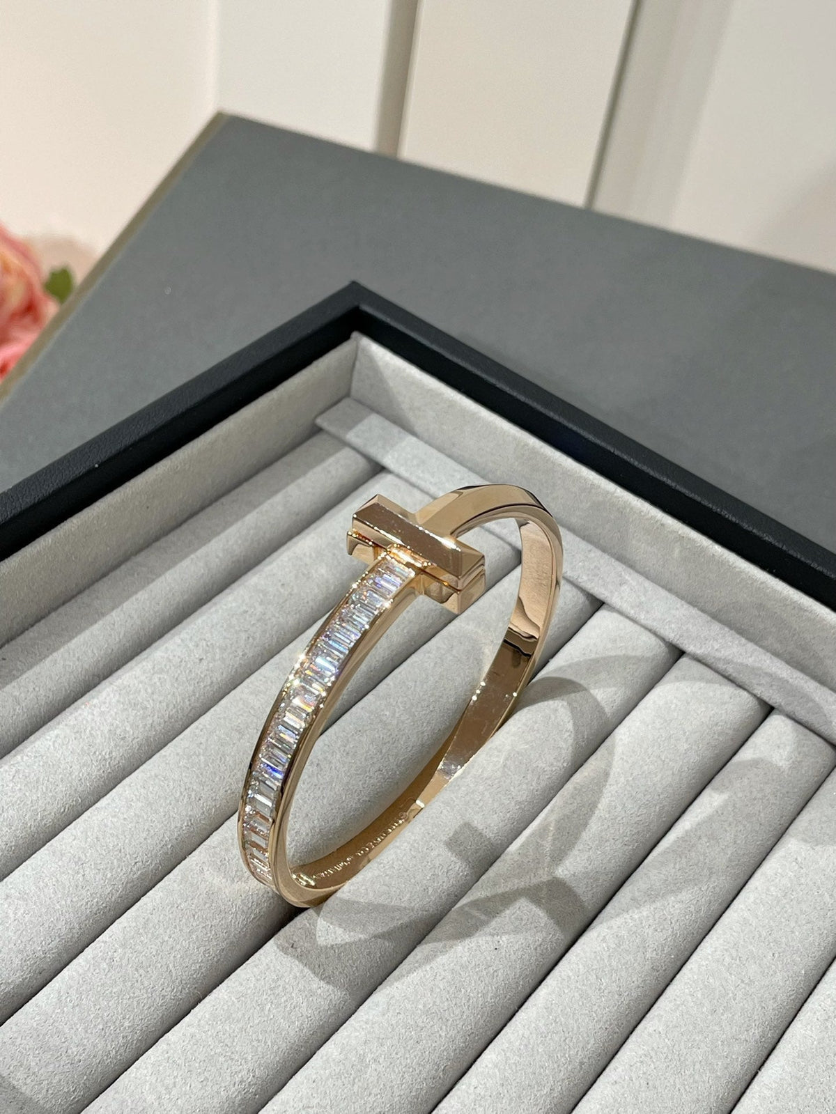 [Reverie Jewels]WIDE HINGED BANGLE PINK GOLD WITH BAGUETTE DIAMONDS