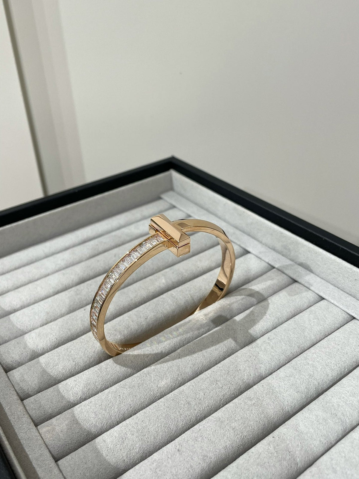 [Reverie Jewels]WIDE HINGED BANGLE PINK GOLD WITH BAGUETTE DIAMONDS