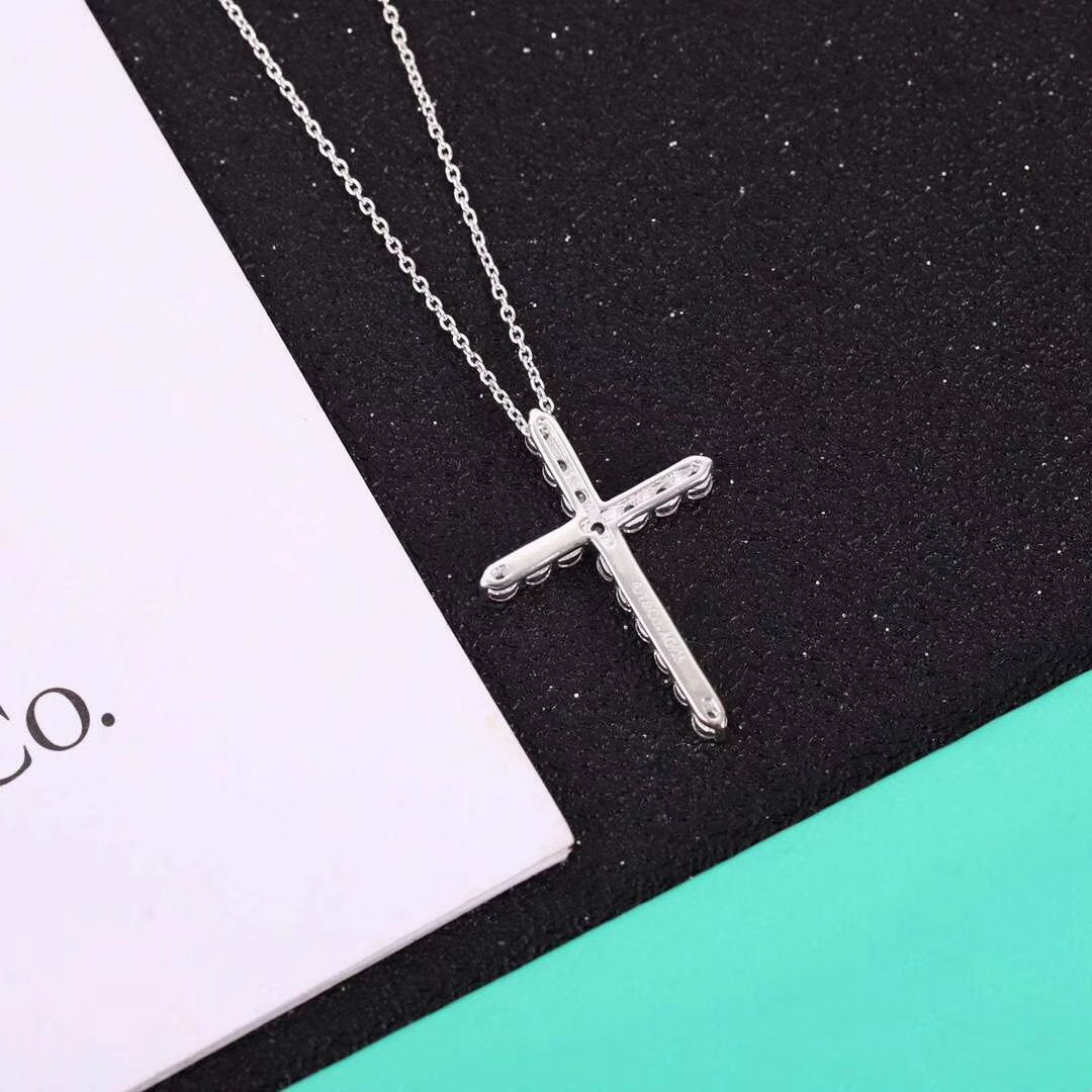 [Reverie Jewels]MOISSANITE STONE CROSS PENDANT NECKLACE SIMULATED DIAMOND CROSS CHOKER
