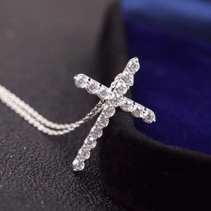 [Reverie Jewels]MOISSANITE STONE CROSS PENDANT NECKLACE SIMULATED DIAMOND CROSS CHOKER