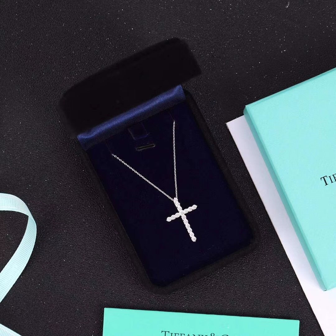 [Reverie Jewels]MOISSANITE STONE CROSS PENDANT NECKLACE SIMULATED DIAMOND CROSS CHOKER