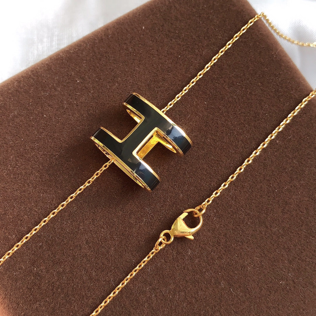 [⭐Reverie Jewels]HM CLIC BLACK ENAMEL GOLD NECKLACE