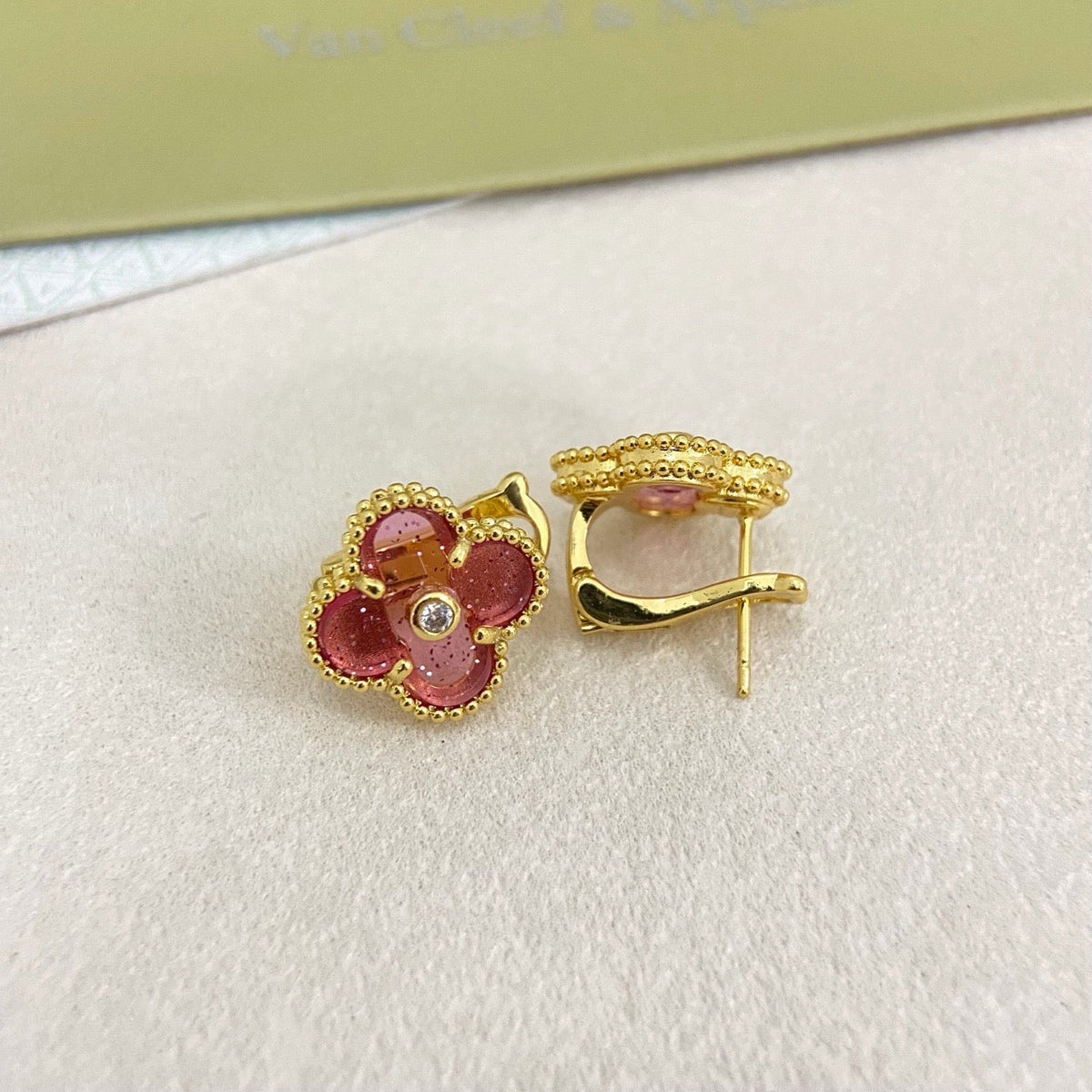 [⭐Reverie Jewels]2026 NEW  CLOVER 1 MOTIFPINK ENAMEL STUD EARRINGS WITH DIAMONDS2