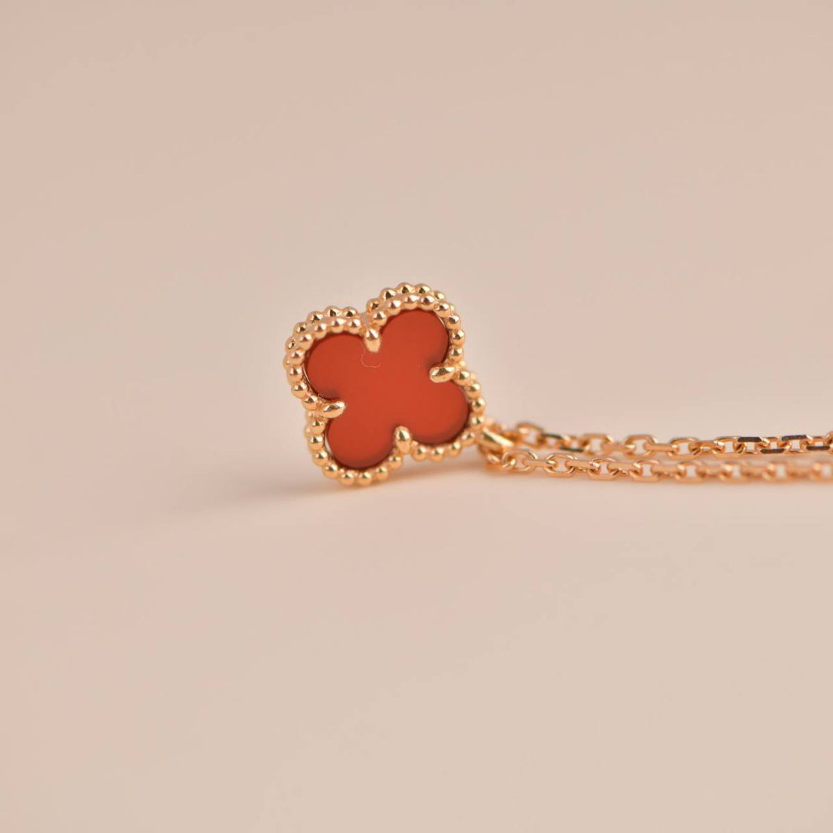 [⭐Reverie Jewels]CLOVER MINI 9.5MM WHITE CARNELIANS NECKLACE