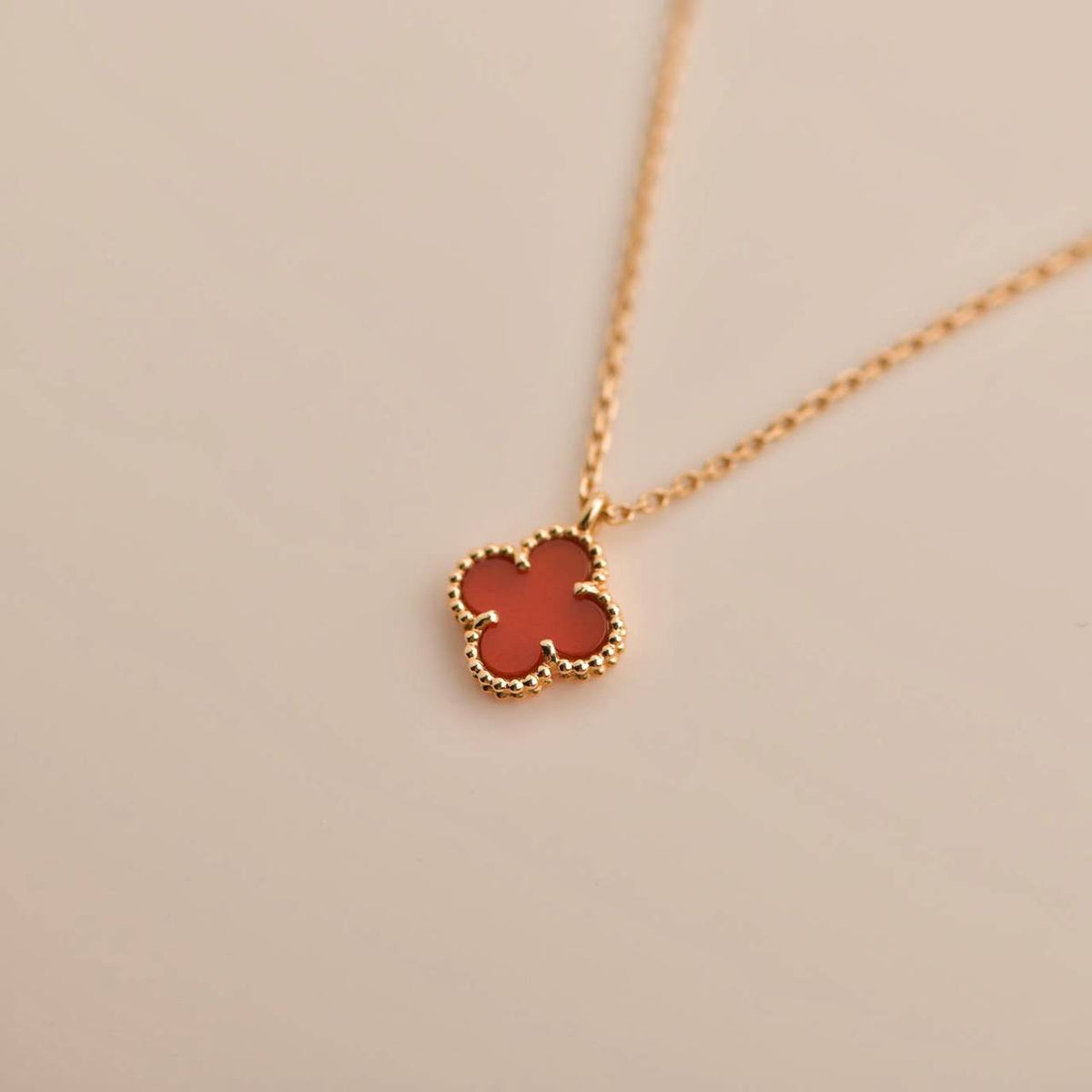 [⭐Reverie Jewels]CLOVER MINI 9.5MM WHITE CARNELIANS NECKLACE